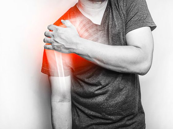 Homme qui à une douleur articulaire